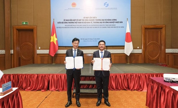 El ministro de Industria y Comercio de Vietnam, Nguyen Hong Dien, y el titular de Economía, Comercio e Industria de Japón, Nishimura Yasutoshi. (Foto: el Ministerio de Industria y Comercio)