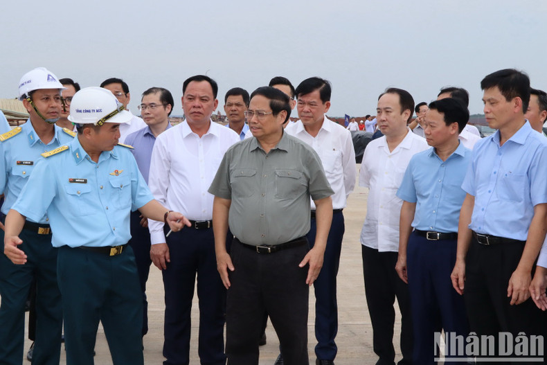 El representante de la unidad que ejerce la construcción de la pista del aeropuerto de Long Thanh informa al jefe del Gobierno sobre el ritmo del proyecto. El representante de la unidad que ejerce la construcción de la pista del aeropuerto de Long Thanh informa al jefe del Gobierno sobre el ritmo del proyecto.