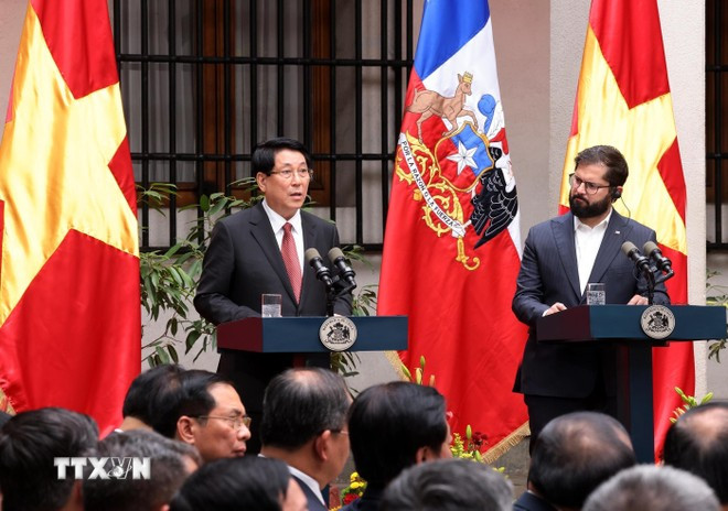 El presidente vietnamita, Luong Cuong, y su similar chileno, Gabriel Boric Font, en la rueda de prensa. (Foto: VNA) El presidente vietnamita, Luong Cuong, y su similar chileno, Gabriel Boric Font, en la rueda de prensa. (Foto: VNA)