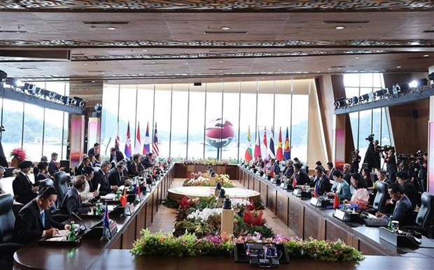 El primer ministro Pham Minh Chinh asiste al Diálogo entre los líderes de la Asean y el Grupo de Trabajo de Alto Nivel sobre la visión de la Comunidad de la ASEAN después de 2025. (Foto: VNA)