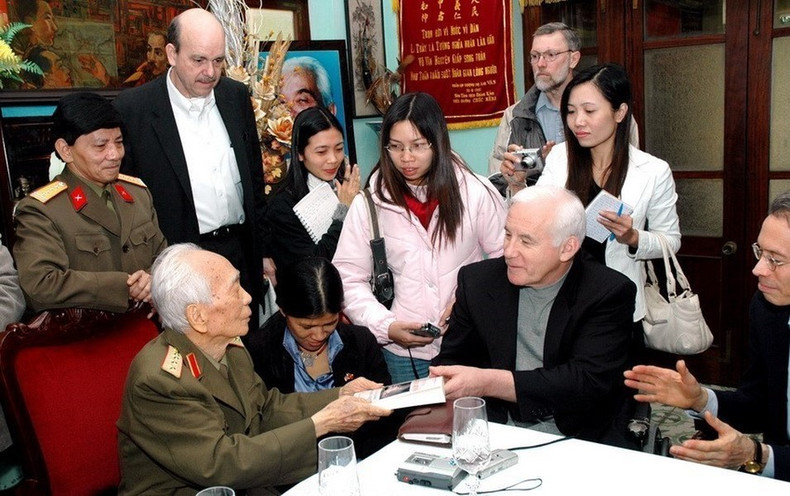 El General Vo Nguyen Giap entrega un libro a Robert Muller, presidente de la Fundación de Veteranos Estadounidenses en Vietnam (VVAF), el 17 de diciembre de 2006. (Foto: VNA)