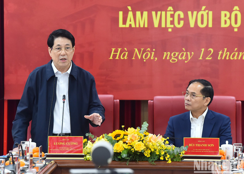 El presidente Luong Cuong habla en la reunión.