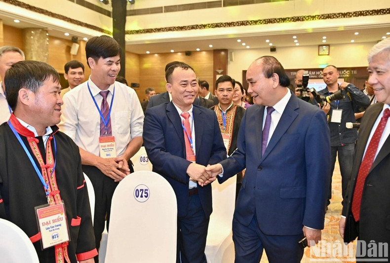 El mandatario vietnamita y los delegados en la cita. El mandatario vietnamita y los delegados en la cita.