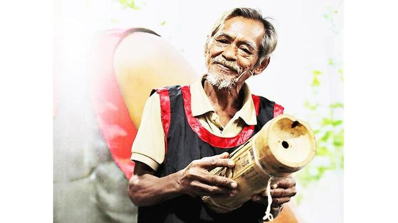 El artesano de élite Chamaléa Au, de la etnia Raglai y la citara Chapi, instrumento musical tradicional de ese pueblo étnico.