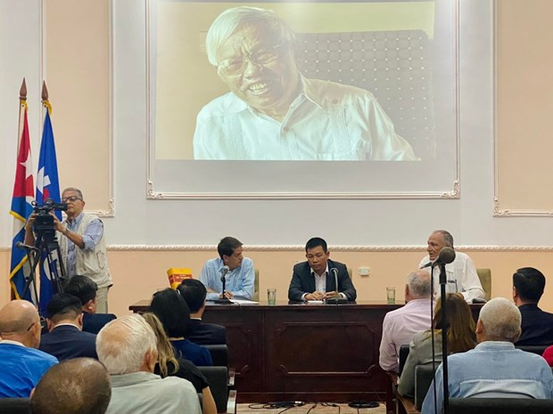 Vu Trung My (centro) hijo del veterano periodista Vu Van Au en la ceremonia (Fotografía: VNA) Vu Trung My (centro) hijo del veterano periodista Vu Van Au en la ceremonia (Fotografía: VNA)