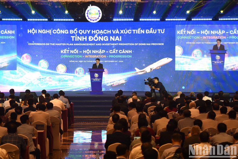 Representante del Ministerio de Planificación e Inversiones anuncia la Decisión que aprueba la Planificación de Dong Nai para el período 2021-2030 con visión al 2050. Representante del Ministerio de Planificación e Inversiones anuncia la Decisión que aprueba la Planificación de Dong Nai para el período 2021-2030 con visión al 2050.