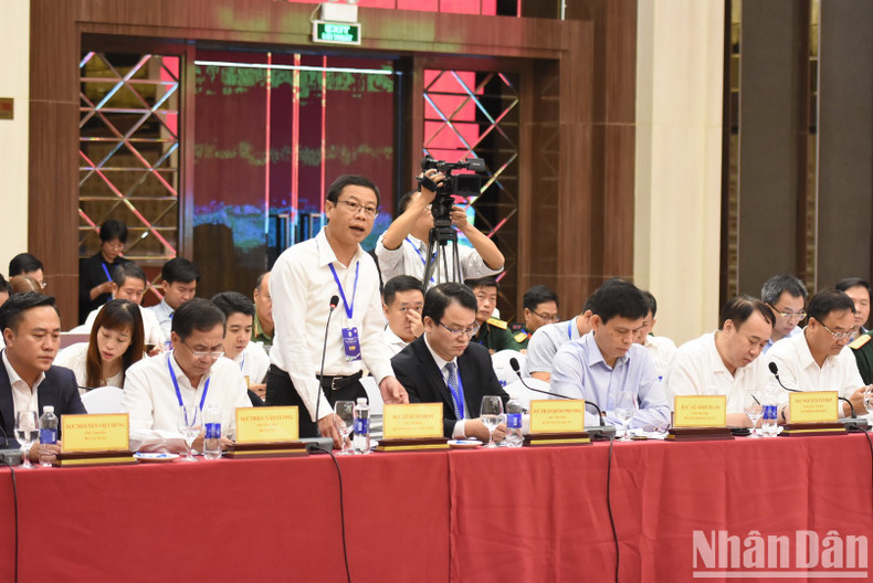 Miembros del grupo de trabajo del Gobierno hablan en la reunión. Miembros del grupo de trabajo del Gobierno hablan en la reunión.