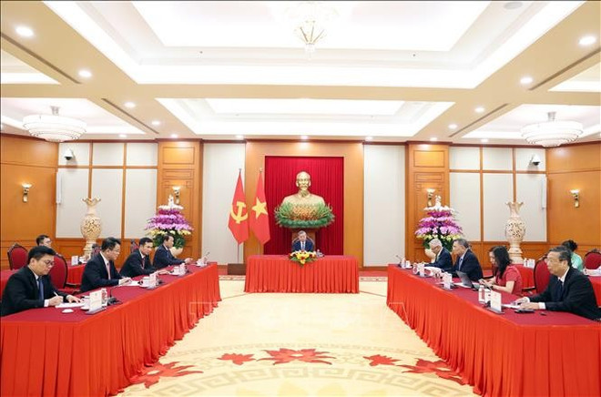 Durante la llamada telefónica entre To Lam y Antonio Costa en la sede del Comité Central del Partido Comunista. (Foto: VNA) Durante la llamada telefónica entre To Lam y Antonio Costa en la sede del Comité Central del Partido Comunista. (Foto: VNA)