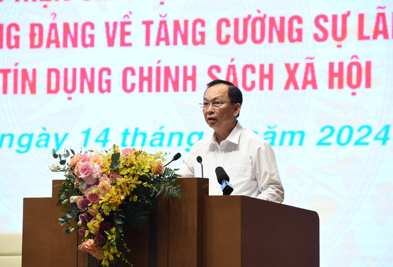 Dao Minh Tu, vicegobernador del Banco Estatal de Vietnam, habla en la cita. Dao Minh Tu, vicegobernador del Banco Estatal de Vietnam, habla en la cita.