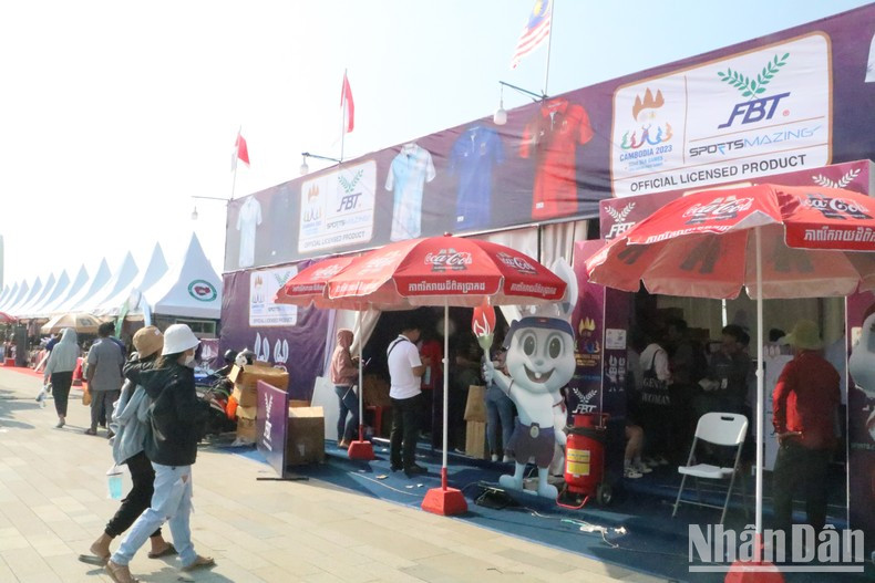 Los puestos de venta de souvenirs atraen a los clientes.