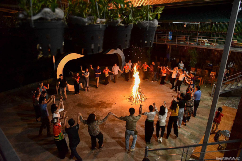 Lai Chau sigue invirtiendo en la construcción de infraestructura técnica y desarrollando diversas formas de la industria sin humo hacia la sostenibilidad. (Fotografía: baoquocte.vn) Lai Chau sigue invirtiendo en la construcción de infraestructura técnica y desarrollando diversas formas de la industria sin humo hacia la sostenibilidad. (Fotografía: baoquocte.vn)