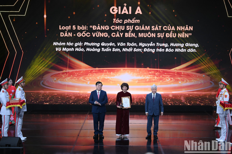 La periodista Phuong Quyen, del periódico Nhan Dan, representa al grupo de autores para recibir el premio A.