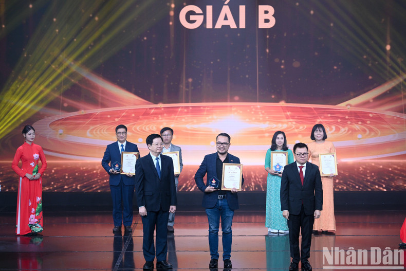 El periodista Tran Thanh Dat, del periódico Nan Dan, representa de su grupo de autores para recibir el premio B.