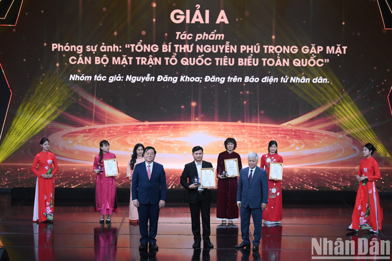 El periodista Nguyen Dang Khoa, del periódico Nhan Dan, recibe el premio A por su reportaje fotográfico &quot;El secretario general del PCV, Nguyen Phu Trong, se reúne con cuadros destacados del Frente de la Patria de Vietnam&quot;.