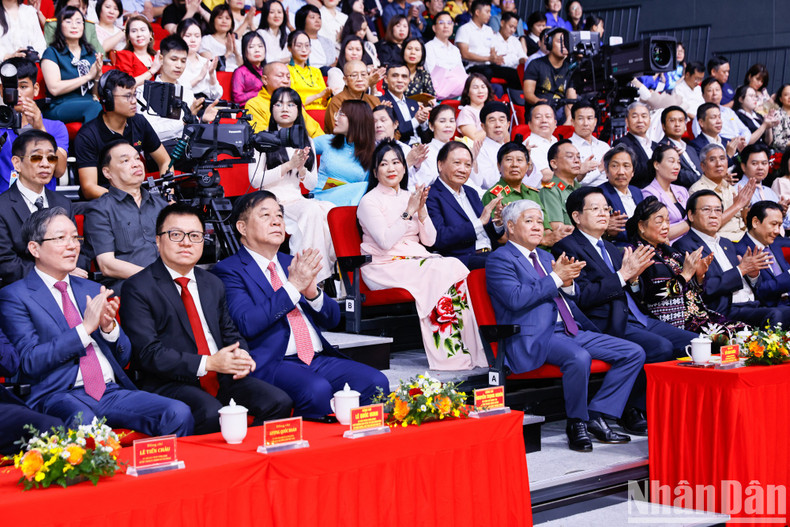 Dirigentes y ex lideres del Partido y del Estado en el acto.