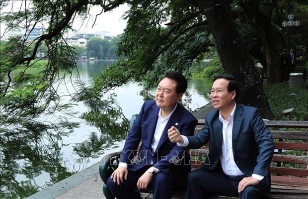 Los presidentes de Vietnam, Vo Van Thuong, y de Corea del Sur, Yoon Suk Yeol, visitan el lago Hoan Kiem. (Fuente:VNA) Los presidentes de Vietnam, Vo Van Thuong, y de Corea del Sur, Yoon Suk Yeol, visitan el lago Hoan Kiem. (Fuente:VNA)
