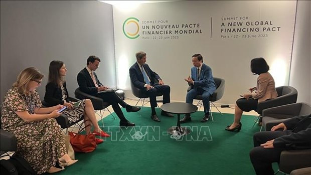 El viceprimer ministro vietnamita Tran Hong Ha recibie al enviado presidencial especial para el Clima de Estados Unidos, John Kerry. (Fuente:VNA) El viceprimer ministro vietnamita Tran Hong Ha recibie al enviado presidencial especial para el Clima de Estados Unidos, John Kerry. (Fuente:VNA)