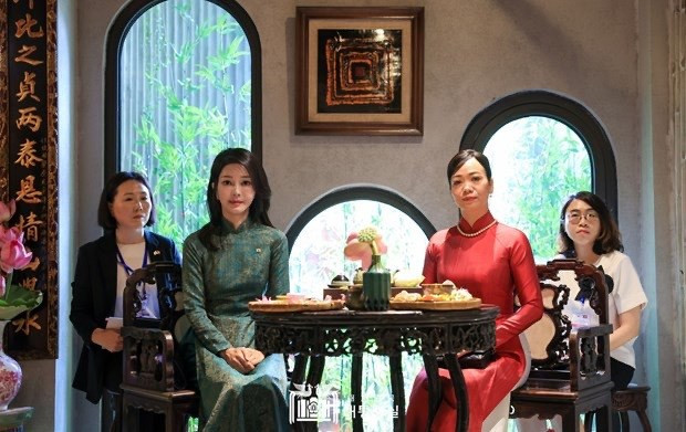 Phan Thi Thanh Tam, esposa del presidente vietnamita, y Kim Keon Hee, esposa del presidente surcoreano, disfrutan del té. (Fuente: Oficina de Presidente de Corea del Sur) Phan Thi Thanh Tam, esposa del presidente vietnamita, y Kim Keon Hee, esposa del presidente surcoreano, disfrutan del té. (Fuente: Oficina de Presidente de Corea del Sur)