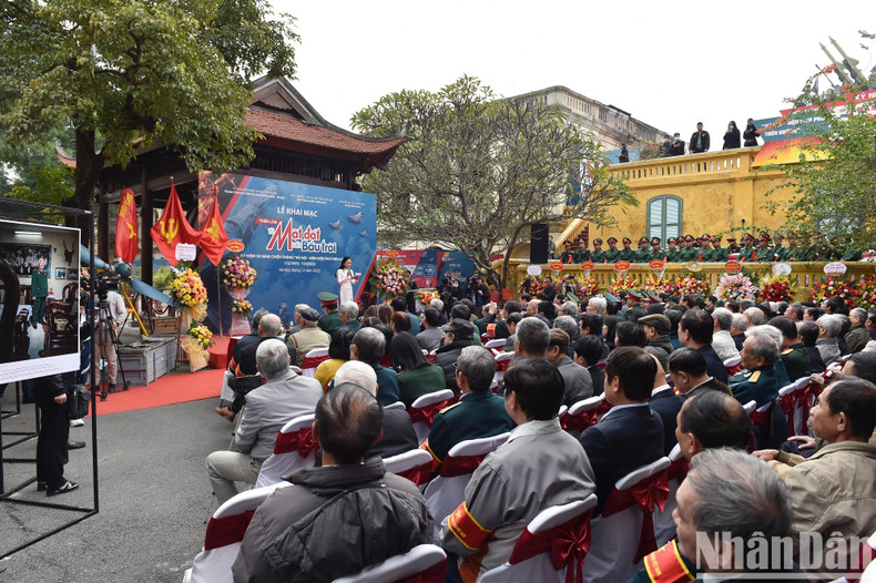 Acto de inauguración de la exposición. Acto de inauguración de la exposición.