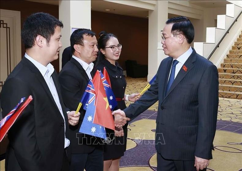 El dirigente parlamentario se reúne con vietnamitas residentes en Australia. (Fotografía: VNA)