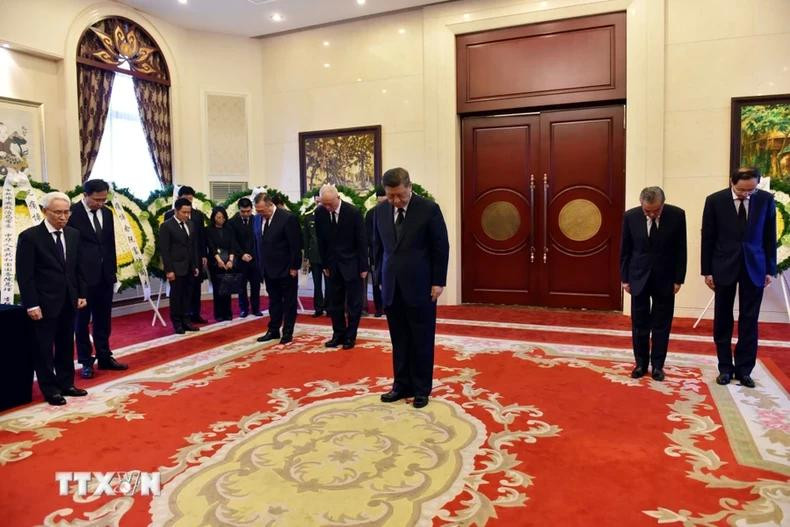 Xi Jinping y la delegación de altos dirigentes chinos rinden tributo al secretario general del PCV, Nguyen Phu Trong. (Foto: VNA) Xi Jinping y la delegación de altos dirigentes chinos rinden tributo al secretario general del PCV, Nguyen Phu Trong. (Foto: VNA)