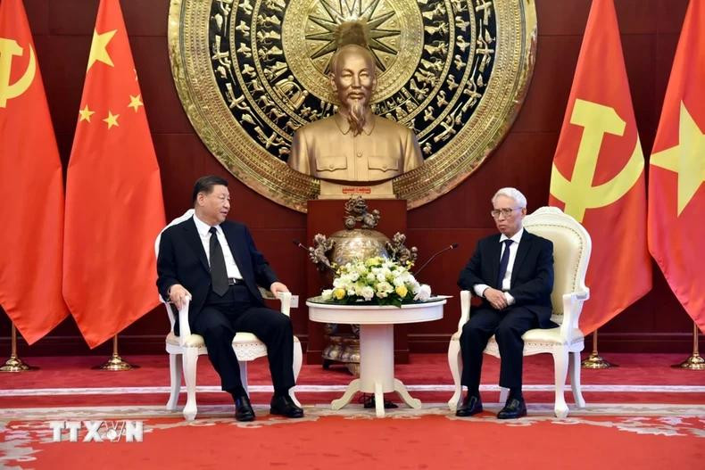 Xi Jinping muestra sus condolencias al embajador de Vietnam en China, Pham Sao Mai. (Foto: VNA) Xi Jinping muestra sus condolencias al embajador de Vietnam en China, Pham Sao Mai. (Foto: VNA)