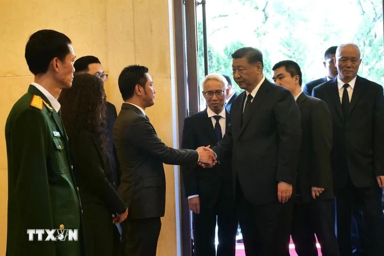 Xi Jinping y la delegación de altos dirigentes chinos rinden tributo al secretario general del PCV, Nguyen Phu Trong. (Foto: VNA) Xi Jinping y la delegación de altos dirigentes chinos rinden tributo al secretario general del PCV, Nguyen Phu Trong. (Foto: VNA)