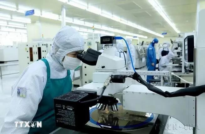 La empresa Hana Micron Vina con 100 por ciento de inversión surcoreana, se especializa en producir placas de circuitos integrados utilizados para teléfonos móviles y otros productos electrónicos inteligentes. (Foto: VNA)