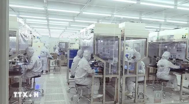 Una empresa de inversión extranjera directa que se especializa en la producción de componentes electrónicos, creando empleos estables para casi dos mil trabajadores. (Foto: VNA)