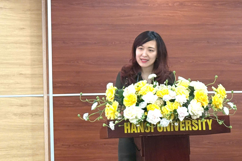 Nguyen Thuy Trang, vicedecana a cargo del Departamento de Español, de la Universidad de Hanói, habla en el encuentro. (Foto: Thanh Hang) Nguyen Thuy Trang, vicedecana a cargo del Departamento de Español, de la Universidad de Hanói, habla en el encuentro. (Foto: Thanh Hang)