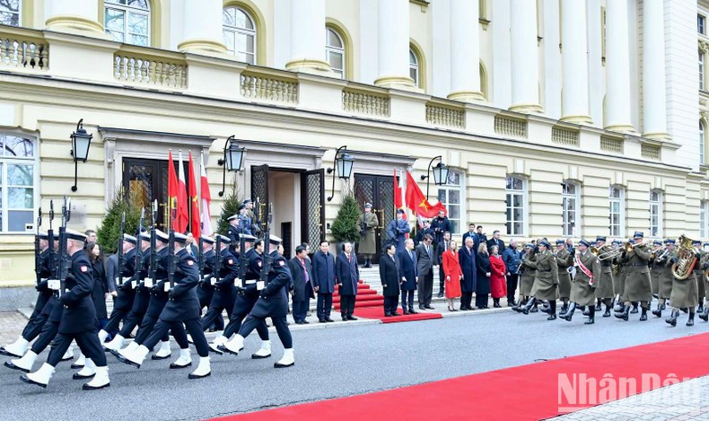 La Guardia de Honor del Ejército Polaco marcha por el área de la ceremonia. La Guardia de Honor del Ejército Polaco marcha por el área de la ceremonia.