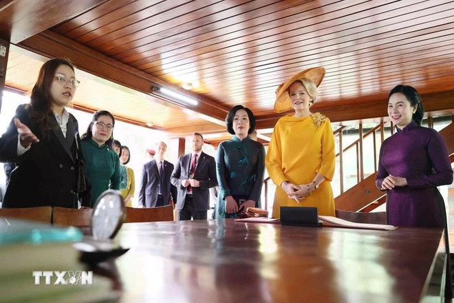 Nguyen Thi Minh Nguyet, esposa del presidente Luong Cuong, y la reina Matilde de Bélgica, visitan la Casa sobre pilotes de Ho Chi Minh. (Foto: VNA)