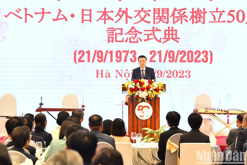 To Huy Rua, ex jefe de la Comisión de Organización del Comité Central del PCV y presidente de la Asociación de Amistad Vietnam-Japón, interviene en el acto. To Huy Rua, ex jefe de la Comisión de Organización del Comité Central del PCV y presidente de la Asociación de Amistad Vietnam-Japón, interviene en el acto.