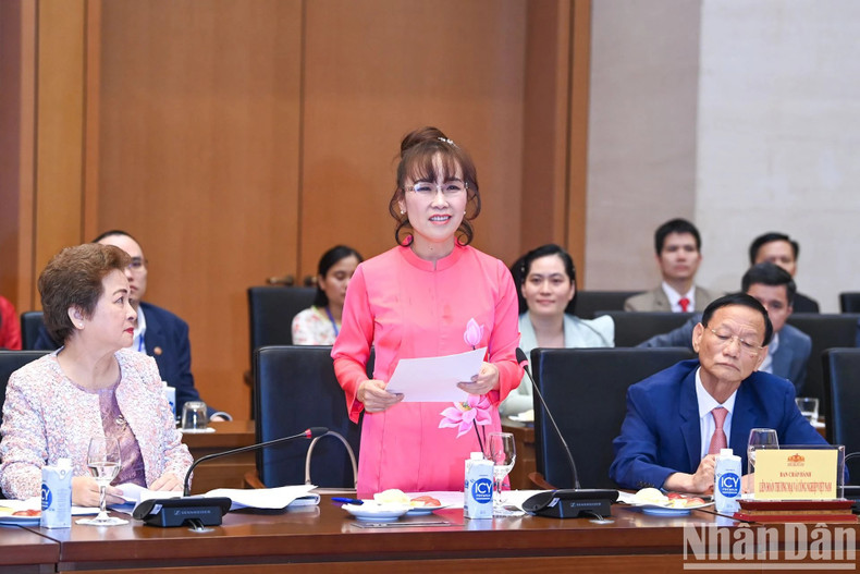 Nguyen Thi Phuong Thao, presidenta del grupo Sovico, habla en la cita.