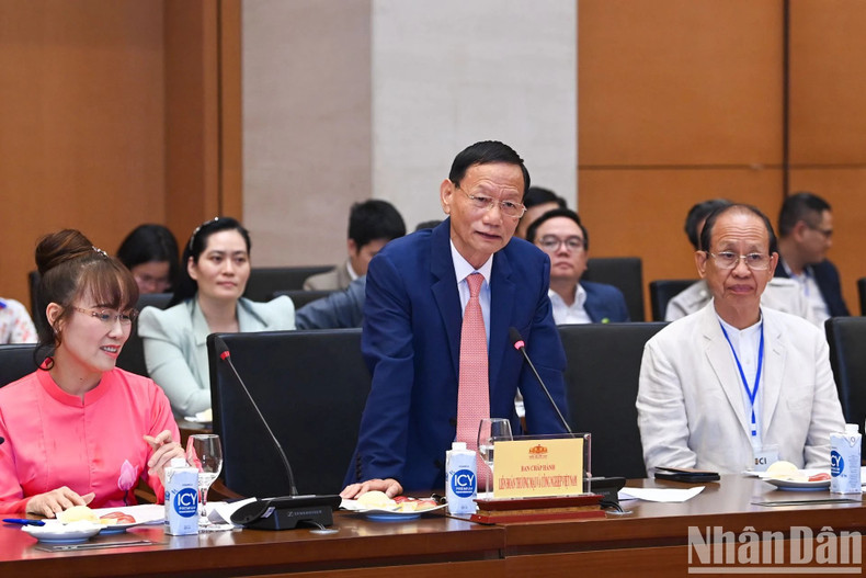 El empresario Vu Van Tien, presidente del grupo Geleximco interviene en el encuentro.