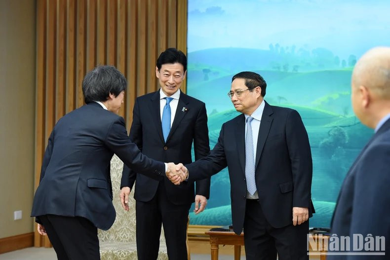 El jefe del Gobierno vietnamita da la bienvenida a los funcionarios que acompañan al ministro japonés. El jefe del Gobierno vietnamita da la bienvenida a los funcionarios que acompañan al ministro japonés.