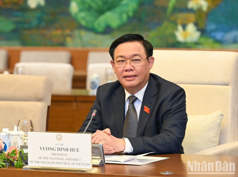 Dinh Hue habla en el encuentro.