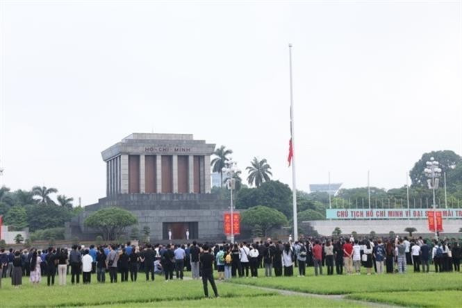 La ceremonia de izamiento de bandera nacional a media asta tuvo lugar a las 6:00 horas del 25 de julio en la plaza Ba Dinh. (Fuente: VNA)
