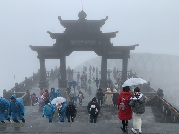 La nevada en la cima de la montaña Fansipan atrae a muchos turistas nacionales e internacionales a la zona turística vietnamita de Sa Pa. (Fotografía: VNA) La nevada en la cima de la montaña Fansipan atrae a muchos turistas nacionales e internacionales a la zona turística vietnamita de Sa Pa. (Fotografía: VNA)