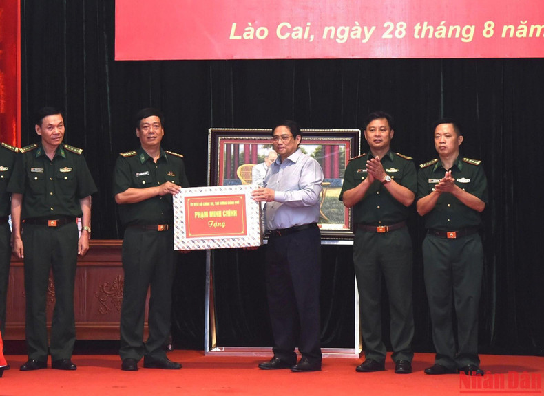 El primer ministro entrega obsequios a los oficiales y soldados de la Guardia Fronteriza provincial. El primer ministro entrega obsequios a los oficiales y soldados de la Guardia Fronteriza provincial.
