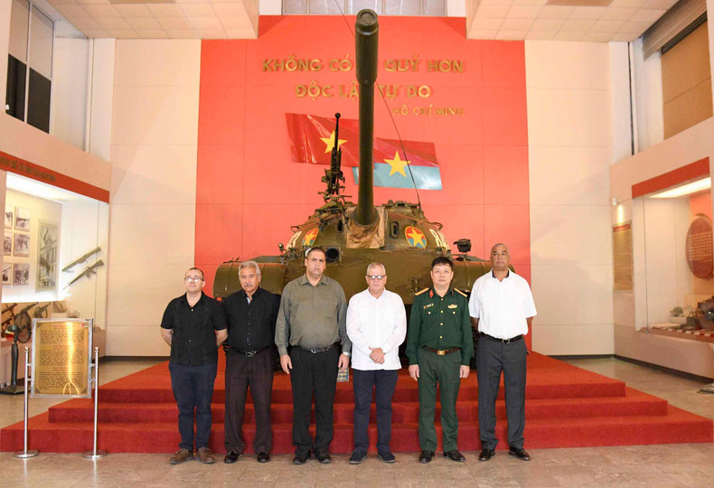 La delegación cubana se toma una foto con los directivos del Museo de Historia Militar de Vietnam. (Fotografía: quochoi.vn) La delegación cubana se toma una foto con los directivos del Museo de Historia Militar de Vietnam. (Fotografía: quochoi.vn)