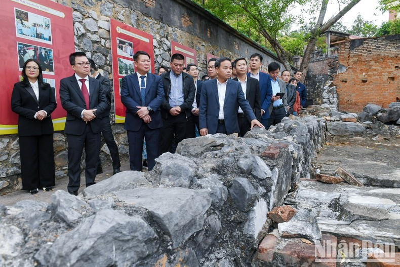 [Foto] Delegación de Nhan Dan rinde homenaje al tío Ho en Son La ảnh 4