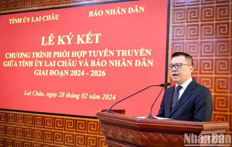Le Quoc Minh, subjefe de la Comisión de Comunicación y Educación del Comité Central del PCV, presidente-editor de Nhan Dan y titular de la Asociación Nacional de Periodistas, habla en el acto. Le Quoc Minh, subjefe de la Comisión de Comunicación y Educación del Comité Central del PCV, presidente-editor de Nhan Dan y titular de la Asociación Nacional de Periodistas, habla en el acto.