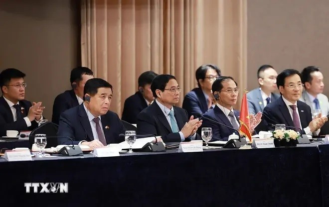 El primer ministro de Vietnam, Pham Minh Chinh, se reúne los directivos de algunas corporaciones surcoreanas. (Foto: VNA)