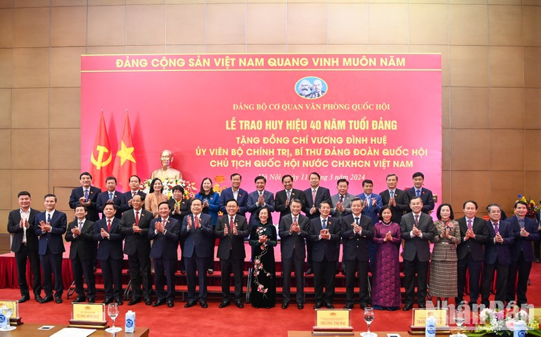 Dinh Hue, y los líderes del Partido, el Estado, el Parlamento y los delegados en la ceremonia.