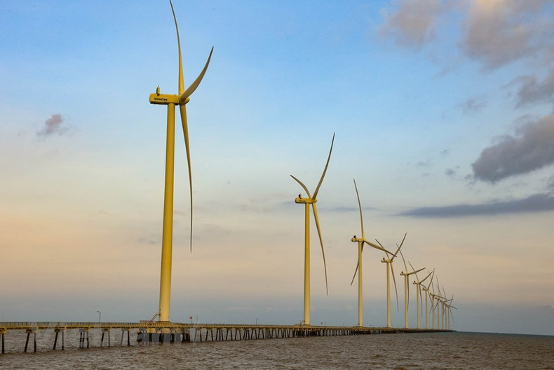El parque de molinete de Bac Lieu posee 62 pilares, cada columna de turbina aquí tiene unos 80 metros de alto, cuatro metros de diámetro, pesa más de 200 toneladas y está hecha de acero inoxidable. Las hélices parecen tan pequeñas, pero tienen hasta 42 metros de largo y están hechas de plástico especial, con control de plegado automático para evitar tormentas. (Foto: Vietnam+) El parque de molinete de Bac Lieu posee 62 pilares, cada columna de turbina aquí tiene unos 80 metros de alto, cuatro metros de diámetro, pesa más de 200 toneladas y está hecha de acero inoxidable. Las hélices parecen tan pequeñas, pero tienen hasta 42 metros de largo y están hechas de plástico especial, con control de plegado automático para evitar tormentas. (Foto: Vietnam+)