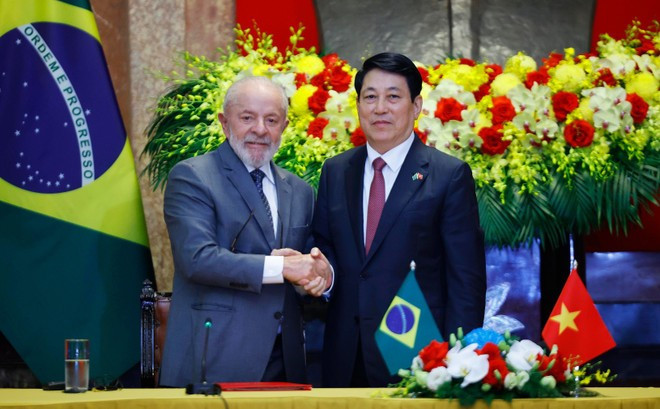 El presidente vietnamita, Luong Cuong (derecha), y su homólogo brasileño, Luiz Inácio Lula da Silva, tras la reunión de prensa en Hanói, el 28 de marzo. (Foto: VNA)