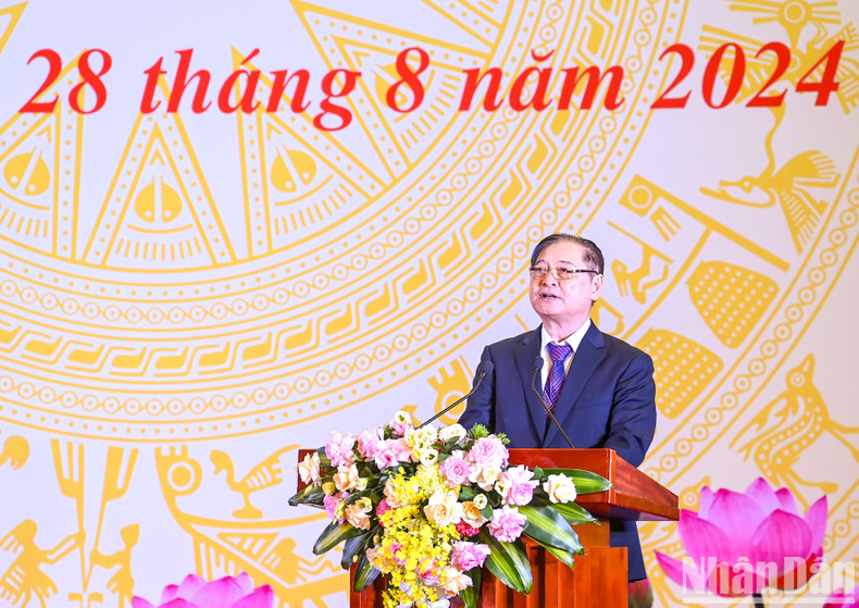 El doctor Phan Xuan Dung, presidente de la Unión de Asociaciones de Ciencia y Tecnología de Vietnam, habla en la ceremonia. El doctor Phan Xuan Dung, presidente de la Unión de Asociaciones de Ciencia y Tecnología de Vietnam, habla en la ceremonia.