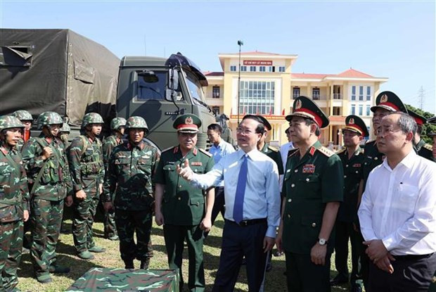 El presidente vietnamita, Vo Van Thuong, realizó una visita de inspeccionar las misiones de defensa en la región militar 2. (Foto: VNA)