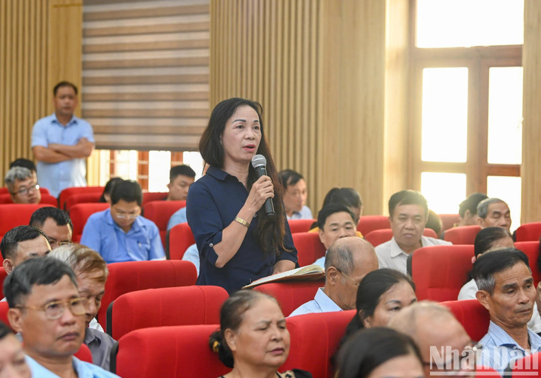 La votante Nguyen Thi Hao, residente en el distrito de Ngoc Xuyen, habla sobre la Ley de Seguridad Cibernética. La votante Nguyen Thi Hao, residente en el distrito de Ngoc Xuyen, habla sobre la Ley de Seguridad Cibernética.